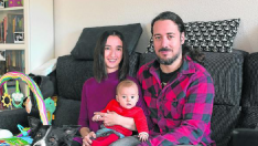 La andorrana Verónica Gracia, junto a su marido, Nicolás Delmonte, y su hija de cuatro meses, Nadia. Tras ganar el Gordo en 2014, pensaban emprender un negocio, pero decidieron invertir en un piso y casarse.