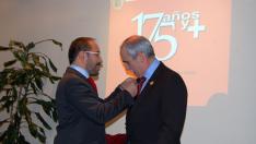 El presidente de la Diputación de Soria, Luis Rey, ha impuesto la Medalla de Oro al actual director del centro, Miguel Ángel Delgado.