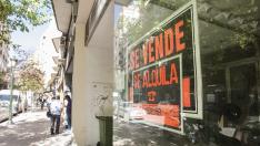 Carteles de 'se vende' y 'se alquila' en un local de la zaragozana calle de Francisco de Vitoria.