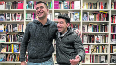 Mohamad Hattab izquierda y Yousef Shahibar, esta semana en la librería Pantera Rossa en Zaragoza durante la entrevista.