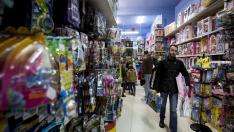 Compras de juguetes en una de las tiendas Juguettos de Zaragoza.