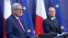 El presidente de la Comisión Europea, Jean-Claude Juncker, junto al primer ministro de Malta, Joseph Muscat.