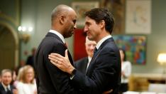 Ahmed Hussen y Justin Trudeau, primer ministro de Canadá.