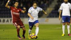 Ángel pugna por un balón con Raúl Cámara.
