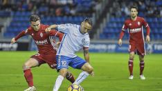 Xiscu pugna por el balón con Suso en el Tenerife-Real Zaragoza de este sábado.