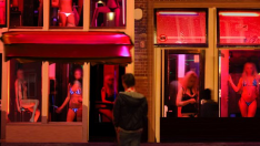 Prostitutas en escaparates en el barrio rojo de Amsterdam.