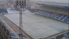 La vieja Condomina, estadio donde juega el UCAM Murcia, esta tarde a primera hora en medio de la intensa nevada que cayó en la capital murciana.