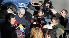 El expresidente de la Diputación de Soria, Antonio Pardo, entre una gran expectación de los medios de comunicación, frente a la puerta del PP.