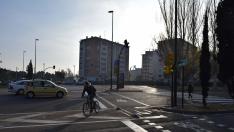 Una ciclista en el entorno de la rotonda de Toulouse-Vía Hispanidad