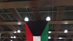 Félix Pellicena, junto a una gran bandera de Kuwait.