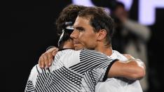 Nadal abraza a Federer tras ser derrotado en la final del Abierto de Australia