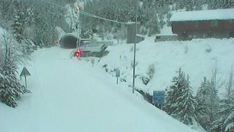 La webcam del túnel internacional Bielsa-Aragnouet ofrece este domingo por la mañana esta imagen de la boca española, con la carretera totalmente cubierta de nieve y el paso internacional cerrado. En este punto se acumulan 45 centímetros de espesor.