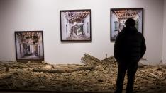Un visitante en la exposición 'La mirada rompe el tiempo', en La Lonja.