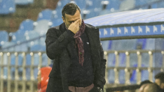 Raúl Agné, en un gesto pensativo y preocupado durante el Real Zaragoza-Levante del pasado sábado en La Romareda, caminando por la banda bajo la lluvia.