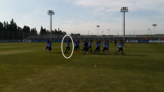 El grupo de jugadores del Real Zaragoza, este jueves en la Ciudad Deportiva. Señalado, Giorgios Samaras, que ha comenzado el entrenamiento con el equipo y ha participado en ejercicios con balón.