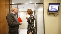Javier Sada y Patricia Luquin conversan este miércoles en los pasillos de las Cortes de Aragón.