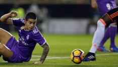 James ve escaparse el balón en los pies de un jugador del Valencia.