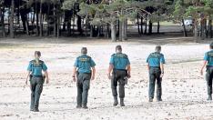 Agentes de la Guardia Civil en un operativo en las inmediaciones de la playa Pita en agosto de 2012.