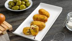 Unas croquetas de jamón enriquecidas con aceitunas verdes.