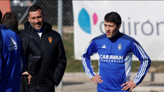Raúl Agné charla con Zapater y Cani (éste, de espaldas) en el entrenamiento de este lunes en la Ciudad Deportiva del Real Zaragoza.