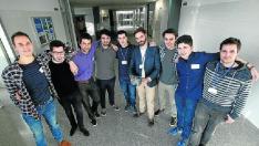 Parte del equipo de estudiantes de la Universidad de Zaragoza con un prototipo del nanosatélite.
