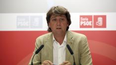 El secretario provincial del PSOE y alcalde de Soria, Carlos Martínez, en una rueda de prensa en la sede socialista