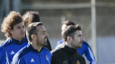 José Enrique, junto a Cani, con Feltscher detrás, en un momento del entrenamiento de este sábado.