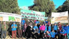 Miembros de la plataforma Vialaz, ayer, en el cauce seco del Aguasvivas en el término de Azaila.