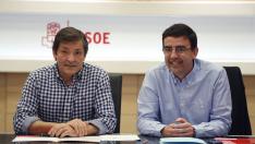Javier Fernández y Miquel Iceta firman este martes el pacto con el que ponen fin a su crisis