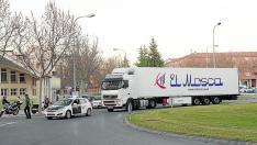 El camión en el que viajaban ocultos ocho kurdos, al llegar a Teruel escoltado por la Guardia Civil.