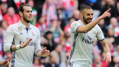 Benzema, junto a Bale, sonriente en San Mamés.