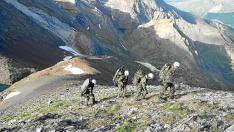 Cuatro soldados haciendo una instrucción técnica de montaña estival en el pico Collarada.