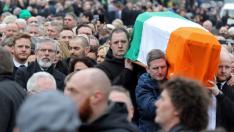 Procesión previa al funeral de McGuinness, este Jueves en Irlanda del Norte.
