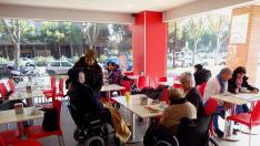 Voluntarios de Séniors en la red, en un centro de la tercera edad