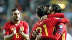 El centrocampista de la selección española de fútbol, Isco, es felicitado por Silva tras marcar el cuarto gol ante el Israel.