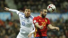 El defensa de la selección española de fútbol Carvajal cabecea el balón ante Hemed, del Israel.