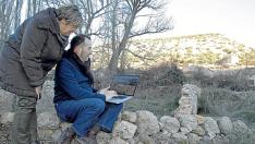 Rosa e Hilario observan la cuenta de Twitter del blog de Bordecorex con el municipio al fondo