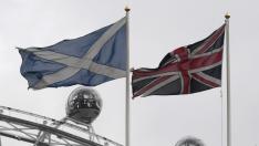 Las banderas escocesa y británica ondean juntas en Londres.