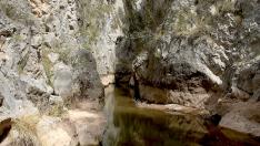 El río Mijares discurre encajonado entre paredes rocosas que superan los 100 m de altura.