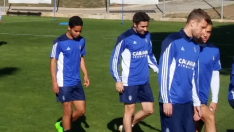 Raí, detrás de Cani, y Pombo, delante junto a Barrera, en el entrenamiento del Real Zaragoza este sábado.