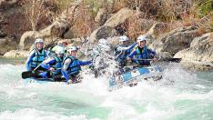 Los primeros grupos llegaron la pasada semana. En la imagen, estudiantes del País Vasco practican rafting en el río Gállego.