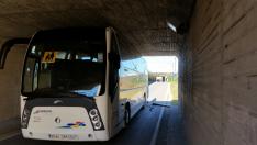El autobús se quedó encajado en el llamado puente de la autopista, en Monzalbarba.
