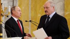 El presidente ruso, Vladimir Putin, y el bielorruso, Alexander Lukashenko, en su reunión de este lunes en San Petersburgo.