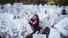 Una niña levanta el cartel reivindicativo entre la multitud que se congregó en la protesta.