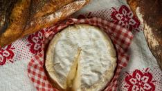 Un cremoso y aromático queso camembert.