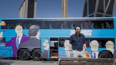 El líder de la formación morada junto al bus.