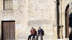 Dos personas de avanzada edad en la iglesia de la Virgen del Mirón, en una fotografía de archivo