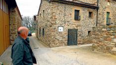Un vecino de Aldealices, frente a la casa que el Ayuntamiento ha alquilado a una familia para que viva en el municipio