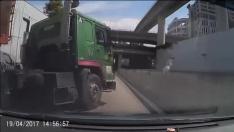 Un camión arroya a otro en un brutal accidente