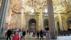 Un grupo de turistas visita la catedral y admira el sistema de claves y nervios que sustenta las bóvedas.